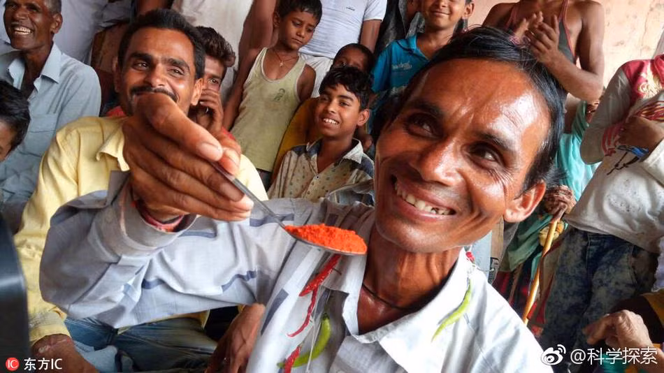 Trong ảnh là dị nhân ăn 3kg ớt một ngày. Không chỉ có vậy, người đàn ông này còn ăn cả tiêu đen và cảm thấy vị cay là vị ngon nhất trần đời. (Nguồn Sina)