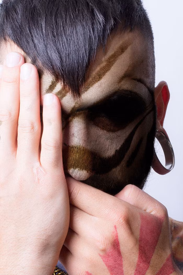 Để thực hiện dự án này, nhiếp ảnh gia Devin chụp cận mặt những người mẫu, sau đó sử dụng công cụ photoshop để ghép lại với khuôn mặt của động vật hoang dã. (Nguồn Sina)