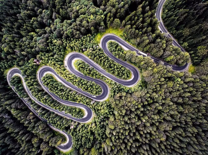 Đây là đường Cheia (DN1A), con đường đưa bạn đến Transylvania. Transylvania, địa danh nổi tiếng, là nơi sinh của bá tước bóng đêm huyền thoại Count Dracula. Truyền thuyết nói rằng bức ảnh này giống như những gì Dracula có thể nhìn thấy trong các chuyến bay đêm của mình. (Nguồn Bored Panda)