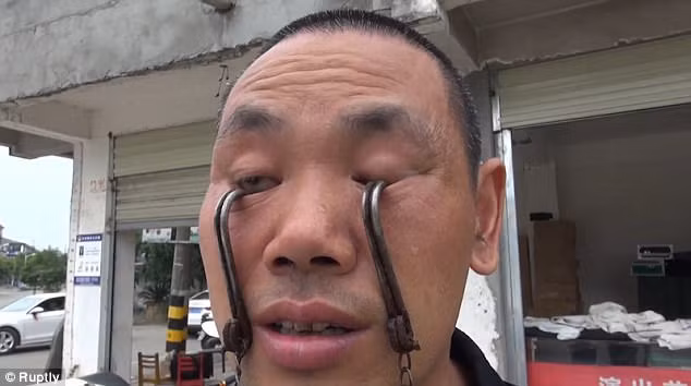 Bên cạnh khả năng chế ngự, xuyên rắn từ họng lên mũi, Wu Song còn có khả năng móc vật nặng vào mí mắt và nâng lên. Để đạt được kỹ năng này, võ sư cũng đã trải qua quá trình khổ luyện không hề dễ chịu. (Nguồn Youthwant)