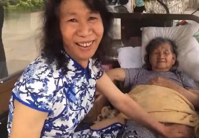 Sau khi câu chuyện được đăng tải trên khắp các trang báo mạng có tiếng ở Trung Quốc, tấm gương hiếu thảo của ông thực sự khiến nhiều người cảm phục, ngưỡng mộ. (Nguồn Sina)