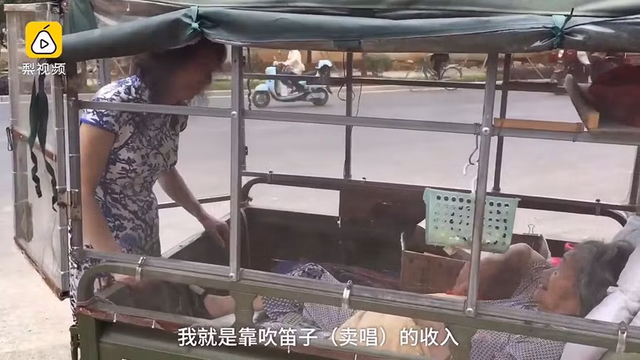 Được biết, người đàn ông này năm nay 50 tuổi, nhưng đã mặc váy, mặc xường xám suốt 20 năm qua. Nhiều người không biết còn tưởng ông là kẻ biến thái, thích ăn diện đồ phụ nữ mà không chịu chuyển giới. Thế nhưng, sự thật phía sau hình ảnh một người đàn ông cao to, thô kệch mặc váy lại khiến nhiều người không khỏi rơi nước mắt. (Nguồn Sina)