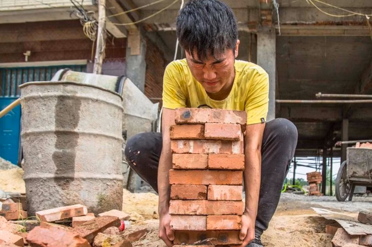 Chuyen la hom nay: Thi DH xong, chang trai hung huc kiem tien, hoa ra vi...