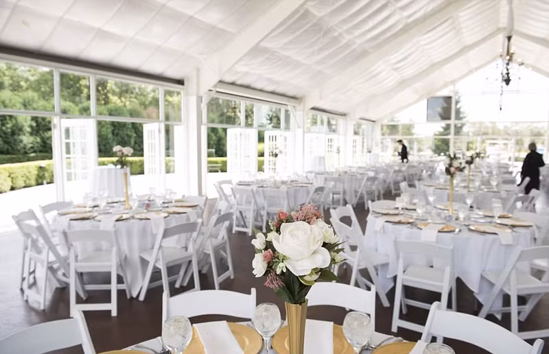 Một số doanh nhân địa phương sau khi biết tin cũng đã ủng hộ quần áo sạch sẽ, gọn gàng và cả lễ phục cho những người vô gia cư đến ăn tiệc. (Nguồn Sina)