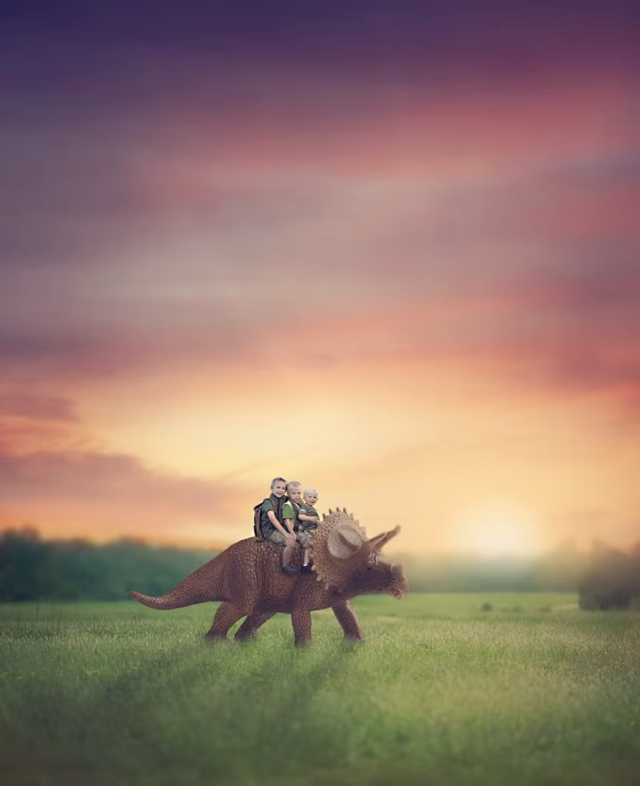 Những cậu bé luôn mơ về việc được làm bạn với khủng long và nhiếp ảnh gia Rhiannon Logsdon chẳng mấy khó khăn để giúp các em có được khoảnh khắc ưng ý đầy mơ mộng. (Nguồn Sina)