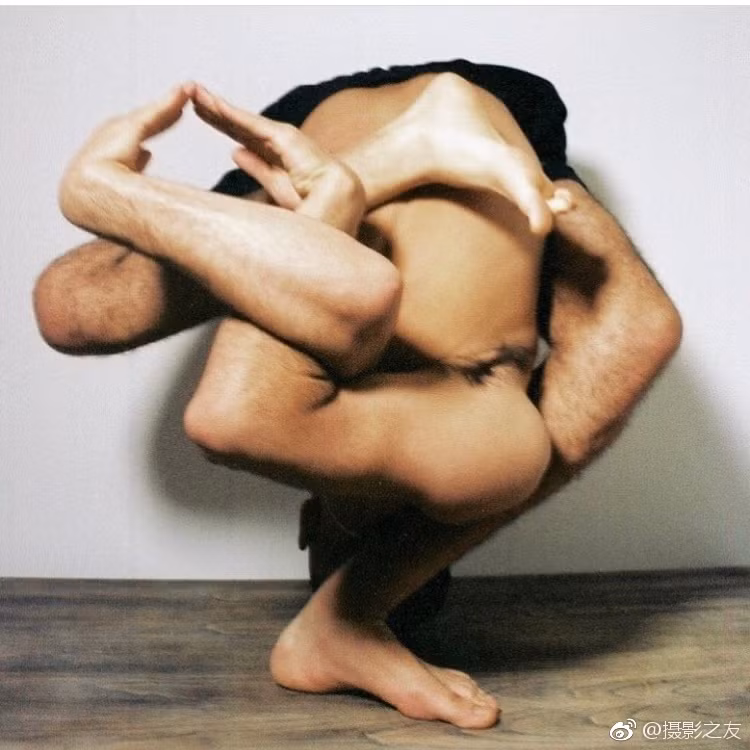 Trái với sự nổi tiếng của mình, thông tin cá nhân của dị nhân uốn dẻo Kaner Flex cực kỳ ít ỏi. Anh thậm chí còn không công khai địa chỉ của mình trên trang cá nhân. (Nguồn Sina)