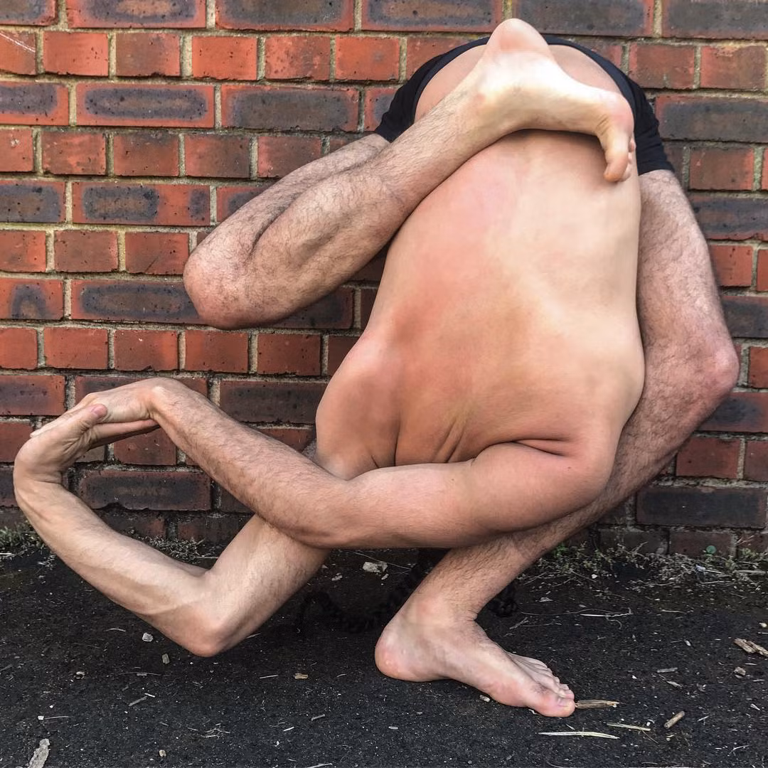 Trang cá nhân của Kaner Flex thường xuyên chia sẻ những hình ảnh uốn dẻo ngoạn mục, khiến người xem không khỏi choáng váng. (Nguồn Sina)