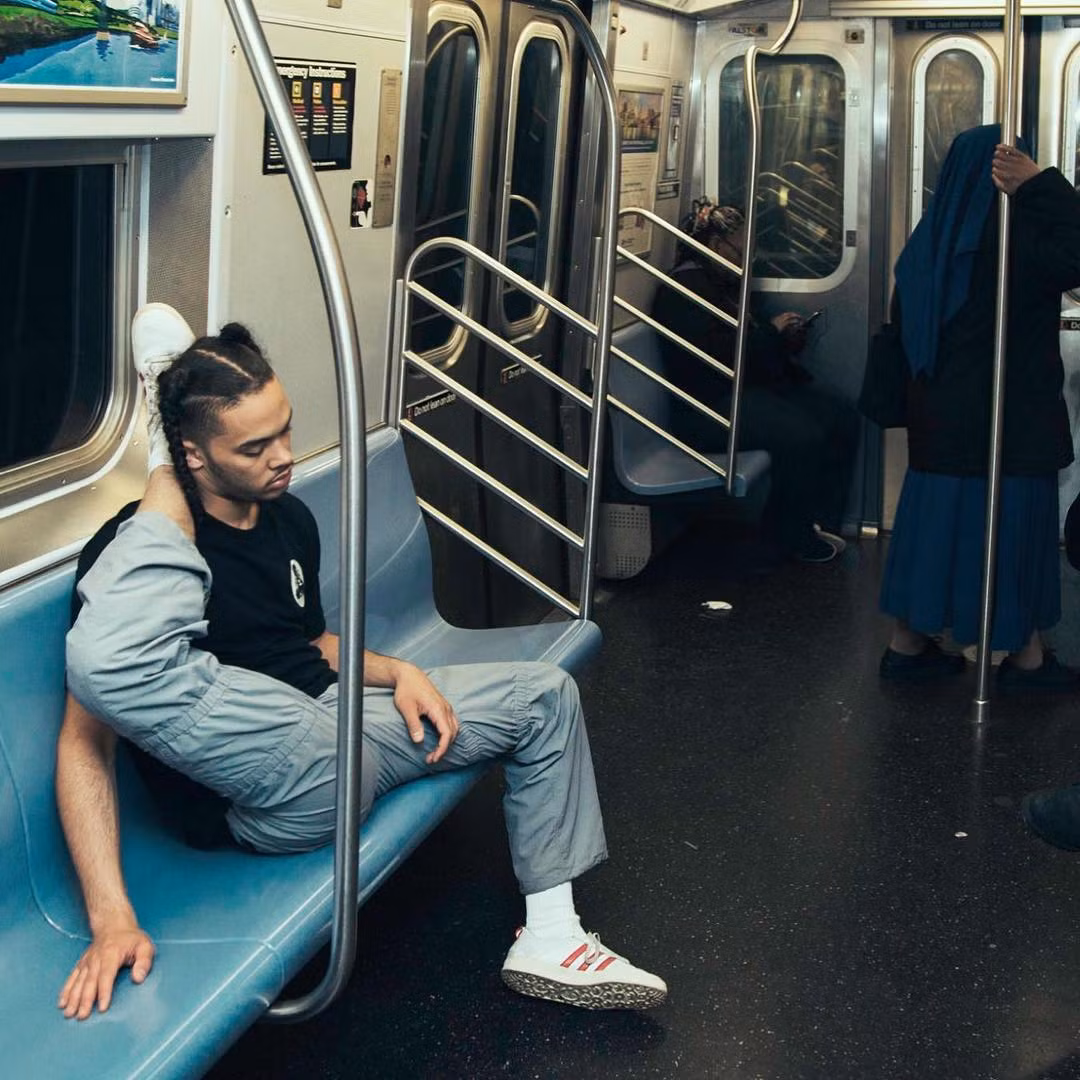 Kaner Flex cũng không ngần ngại trình diễn khả năng của mình ở nơi công cộng. Nhiều người gọi anh là người cao su cũng bởi trong những hình ảnh thế này, trông Kaner chẳng khác nào người không xương. (Nguồn Sina)