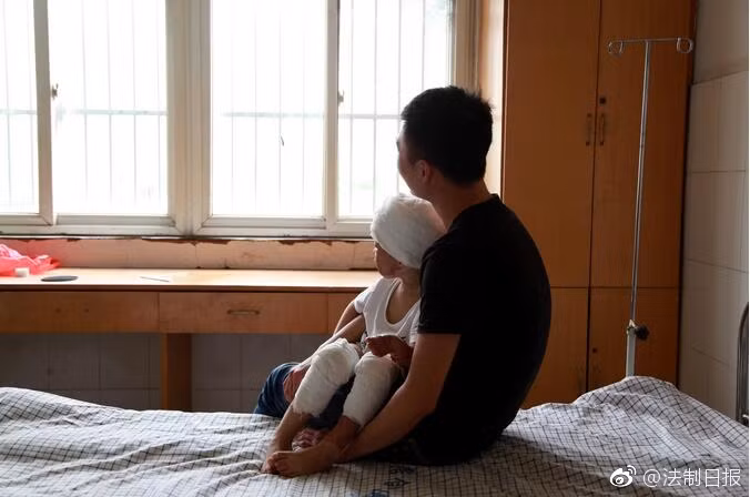 Chẳng ngờ, sau khi từ nhà mẹ đẻ về, vợ của anh lại quẫn trí, có ý định muốn cùng chết với các con để anh phải hối hận cả đời. Đáng tiếc, không chỉ có ý định, người mẹ trẻ này còn dại dột làm thật. Mặc dù đang mang thai nhưng người mẹ này vẫn nhẫn tâm mua xăng với mong muốn thiêu rụi tất cả. (Nguồn Sina)