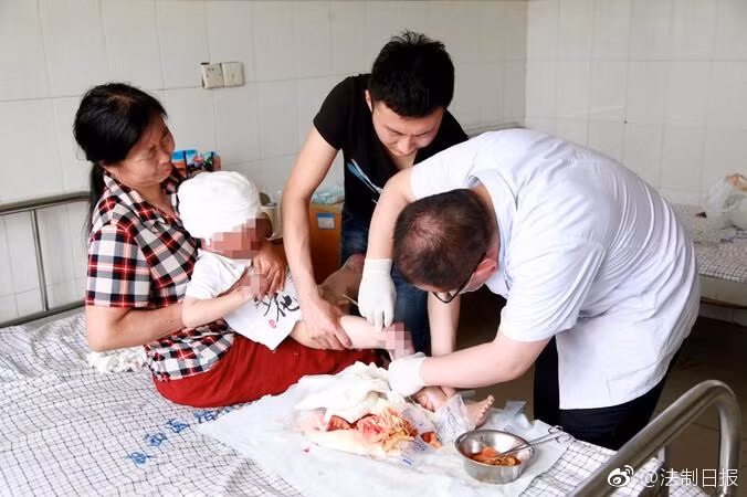 Sau khi tìm hiểu, Đổng Kế, cha của cậu bé Đổng Minh Thước cho biết, trước đây, anh đi làm công ở bên ngoài, tiền không có nhiều, hai vợ chồng thường xuyên vì vấn đề kinh tế mà cãi nhau. Tết năm ngoái, hai vợ chồng về nhà nội ăn Tết. Tuy nhiên vừa mới ở nhà nội được vài ngày, hai người cãi nhau dữ dội. Trong cơn tức giận, Đổng Kế bắt xe đi tới thành phố nơi mình làm công luôn. Vợ của anh cũng mang theo con trai quay về nhà mẹ đẻ. (Nguồn Sina)