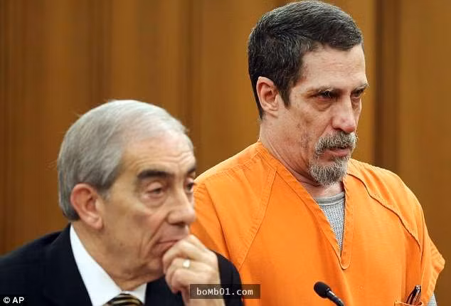 Julian chia sẻ rằng cậu đã bị sốc sau khi biết sự thật. Tuy nhiên, cậu chấp nhận tha thứ cho cha mình và hy vọng các thẩm phán khoan hồng cho tội lỗi của cha cậu. "Cuộc sống không có mẹ yêu thương, chăm sóc thực sự rất đau khổ, tuy nhiên nếu tôi đẩy cha tôi vào tù, sự đau khổ sẽ nhân lên gấp đôi", Julian nói. (Nguồn Youthwant)