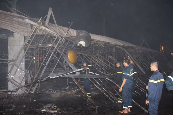 Cho dem Phu Quoc boc chay ngun ngut luc rang sang