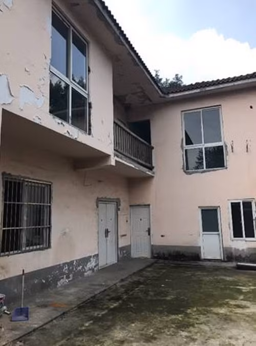 Được sự đồng ý của chủ nhà, Bạch Lộc quyết định sẽ cải tạo toàn bộ. Tuy nhiên, vì không có nhiều tiền, chàng trai chỉ có thể làm mọi thứ từ từ và một mình. (Nguồn Youthwant)