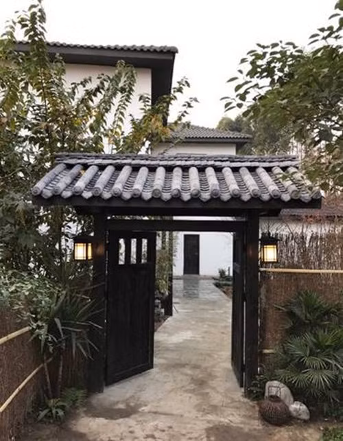 Chỉ làm đúng một con đường đi bằng bê tông, Bạch Lộc đã khiến ngôi nhà trở nên đẹp khó tả. Vừa đơn giản vừa thanh thoát, sang trọng. (Nguồn Youthwant)