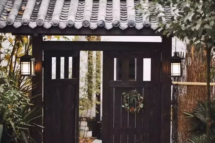 Phía ngoài căn nhà mang phong cách kiến trúc cổ xưa nhưng vẫn không mất đi vẻ đẹp trang nhã, thời thượng. (Nguồn Youthwant)