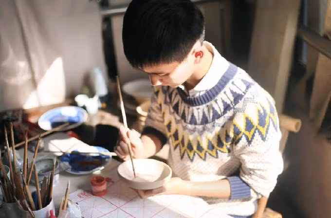 Năm 2014, Bạch Lộc đưa ra một quyết định táo bạo để theo đuổi ước mơ nghệ thuật của mình. Sau khi rời bỏ công việc tại Thành Đô, chàng trai tìm đến vùng ngoại ô hẻo lánh để thuê một căn nhà cũ nát với giá 1000 tệ (khoảng 3,4 triệu)/tháng. (Nguồn Youthwant)