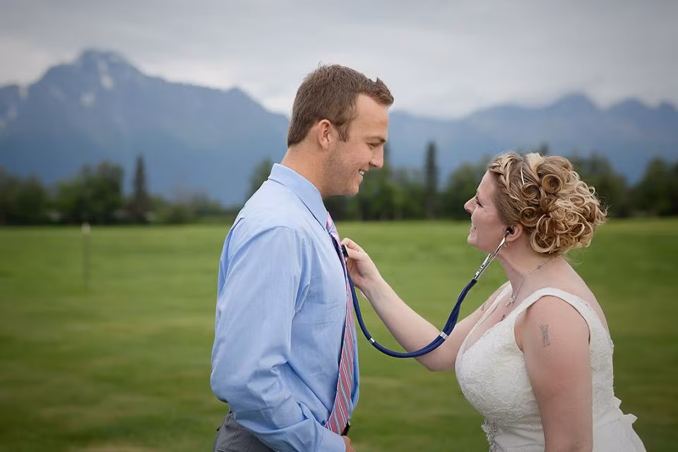 Trong khi hôn lễ đang diễn ra long trọng, chú rể Kelly đã giới thiệu với cô dâu của mình thân phận thực sự của chàng trai Jacob Kilby, khiến cô Betsy kinh ngạc không nói nên lời. Betsy lập tức tiến lên phía trước ôm chặt lấy Jacob, nước mắt vòng quanh nghẹn ngào, xúc động bởi chàng trai này đang mang trong lồng ngực trái tim của con trai cô. Cuối cùng, hôn lễ của cô cũng trọn vẹn. (Nguồn Love Adventured)