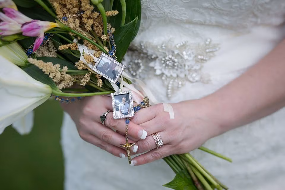 Sau khi ổn định lại tinh thần, cô Betsy xúc động nói: "Jacob đã mang đến cho tôi sự ngạc nhiên quý giá nhất. Thực sự cám ơn cậu đã chăm sóc trái tim của con trai tôi suốt thời gian qua, cám ơn cậu đã xuất hiện trong ngày trọng đại này, cám ơn cậu rất nhiều". (Nguồn Love Adventured)