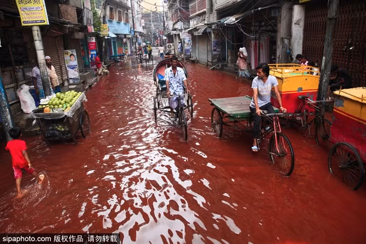 Việc xử lý khí thải, nước thải công nghiệp bị xem nhẹ, thường là xả thẳng ra sông hoặc các nguồn nước lân cận. (Nguồn Sina)