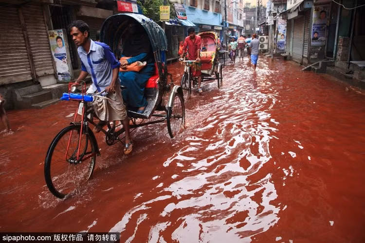 Trong ảnh là cảnh tượng "dòng sông máu" xuất hiện cách đây khoảng 2 tuần ở thủ đô Dhaha của Bangladesh. (Nguồn Sina)