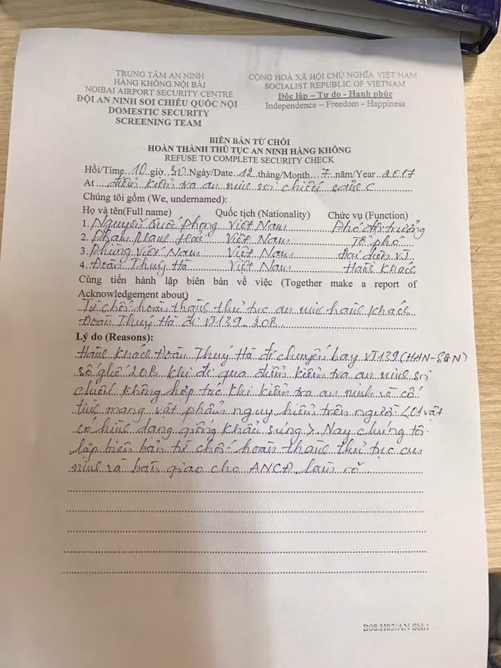 Hotgirl Bella bi phat hien mang sung gia vao san bay-Hinh-2