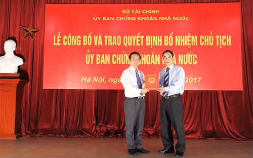 Uy ban Chung khoan Nha nuoc co chu tich moi