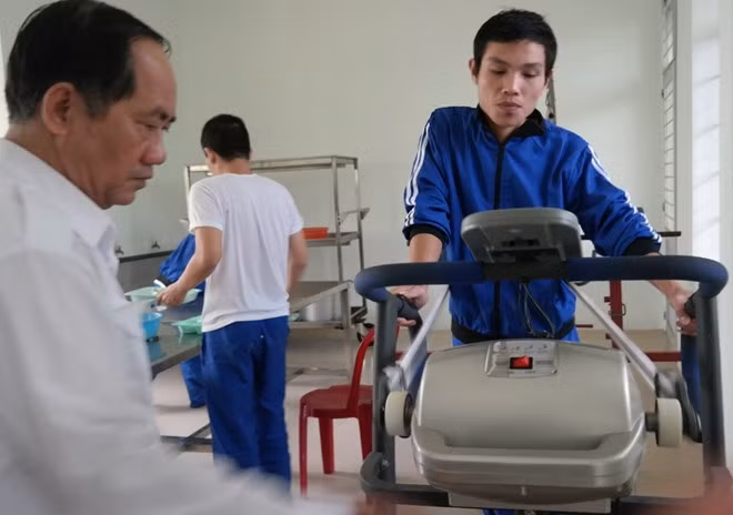 Ông Phạm Tạo, Phó Giám đốc Trung tâm 05-06, cho biết học viên cai nghiện ở đây sướng hơn so với các địa phương khác. Hàng tuần họ được gia đình, người thân thăm nuôi 1 lần, hát karaoke và xem phim màn ảnh rộng 1 lần. Hoạt động thể dục, thể thao theo giờ quy định với các môn bóng đá, bóng bàn, bóng chuyền, bơi lội. Một tháng được tham gia sinh hoạt văn nghệ tập thể 1 lần. Ở mỗi ban, trại đều lắp 2 - 3 máy điện thoại để học viên có thể liên hệ với gia đình, người thân bất kể lúc nào.