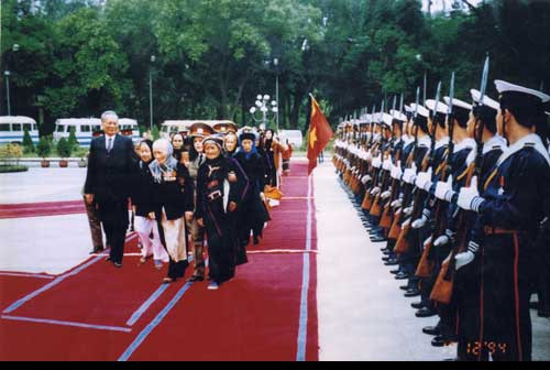 Ông từng làm Tư lệnh Quân khu 9, Quân khu 7 và Tư lệnh Quân tình nguyện Việt Nam chiến đấu làm nhiệm vụ quốc tế ở Campuchia, giúp nhân dân Campuchia thoát khỏi nạn diệt chủng của Khơ Me đỏ. Ông được thăng Đại tướng năm 1984, từng giữ chức Tổng Tham mưu trưởng Quân đội nhân dân Việt Nam. Từ năm 1987 đến 1991, ông là Bộ trưởng Bộ Quốc phòng. Năm 1992, ông được Quốc hội nước Cộng hòa XHCN Việt Nam bầu vào chức vụ Chủ tịch nước. Ảnh: Đại tướng, Chủ tịch nước Lê Đức Anh dẫn các Bà mẹ Việt Nam anh hùng 61 tỉnh thành được phong lần đầu tiên duyệt Đội danh dự Quân đội nhân dân Việt Nam ngày 19/12/1994.