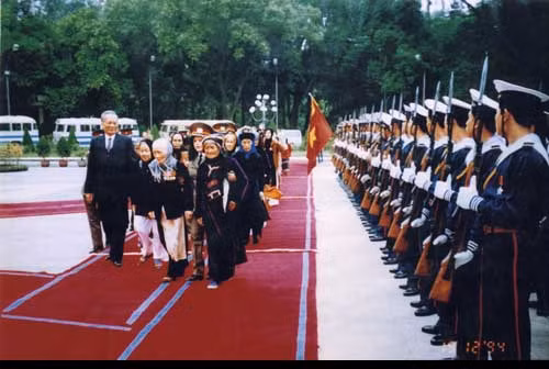 Ông từng làm Tư lệnh Quân khu 9, Quân khu 7 và Tư lệnh Quân tình nguyện Việt Nam chiến đấu làm nhiệm vụ quốc tế ở Campuchia, giúp nhân dân Campuchia thoát khỏi nạn diệt chủng của Khơ Me đỏ. Ông được thăng Đại tướng năm 1984, từng giữ chức Tổng Tham mưu trưởng Quân đội nhân dân Việt Nam. Từ năm 1987 đến 1991, ông là Bộ trưởng Bộ Quốc phòng. Năm 1992, ông được Quốc hội nước Cộng hòa XHCN Việt Nam bầu vào chức vụ Chủ tịch nước. Ảnh: Đại tướng, Chủ tịch nước Lê Đức Anh dẫn các Bà mẹ Việt Nam anh hùng 61 tỉnh thành được phong lần đầu tiên duyệt Đội danh dự Quân đội nhân dân Việt Nam ngày 19/12/1994.