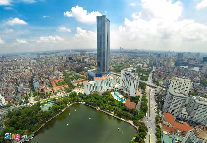 Tòa nhà Lotte: Khánh thành ngày 2/9, tòa nhà Lotte trên phố Đào Tấn, quận Ba Đình là một trong những công trình hoành tráng ở Hà Nội hoàn thành năm 2014. Với 65 tầng, cao 267m, Lotte Center Hà Nội vượt Bitexco Financial Tower (Sài Gòn) để chiếm vị trí cao thứ nhì Việt Nam, sau tháp Hanoi Landmark Tower (Keangnam - 336m). Đây là công trình đầu tiên và duy nhất tại Đông Nam Á nằm trong tổng thể thiết kế Đài quan sát trên tầng 65 của tòa nhà, mở ra một tầm nhìn bao quát và trọn vẹn thủ đô Hà Nội.