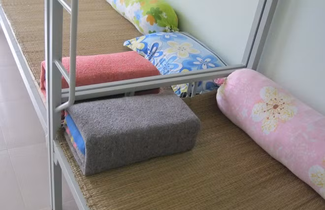 Phòng ngủ dành cho người cai nghiện được đầu tư hiện đại như ký túc xá sang trọng. Bài học đầu tiên của các học viên khi vào Trung tâm này là cách ăn ở gọn gàng, ngăn nắp. Khi ngủ dậy, tất cả phải có mặt đúng giờ để tập đội hình, đội ngũ.