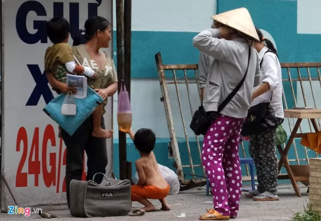 Những đứa trẻ ăn xin phải sống bên lề đường, mọi ăn uống sinh hoạt đều tại chỗ, chịu đựng nắng mưa. Để thu hút được lòng thương cảm, một số kẻchăn dắt còn nghĩ ra cách băng bó cho bọn trẻ như đang bị thương.