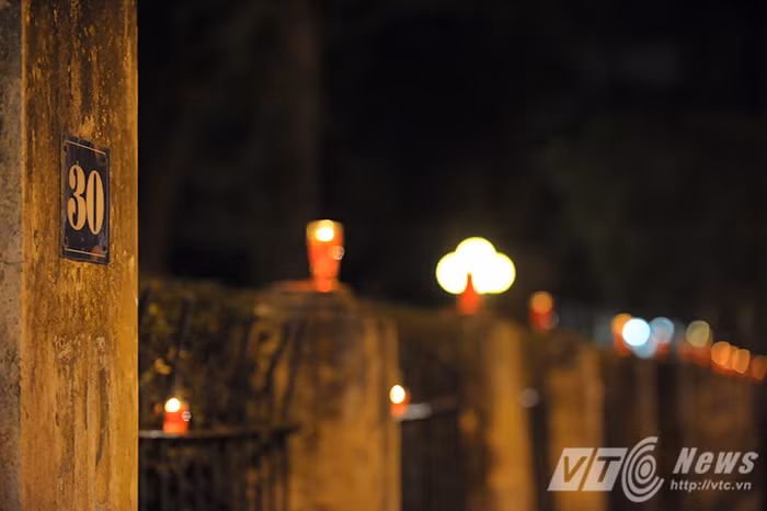 Những ngọn nến lung linh trước cổng ngôi nhà số 30 phố Hoàng Diệu.