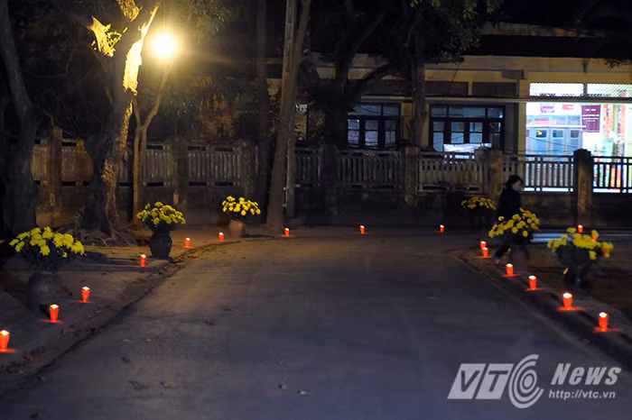 Để tưởng nhớ công ơn to lớn của Đại tướng Võ Nguyên Giáp, người anh cả của Quân đội nhân dân Việt Nam, 70 ngọn nến đã được thắp lên, cũng là để tượng trưng cho 70 năm hình thành và phát triển của lực lượng Quân đội nhân dân Việt Nam.