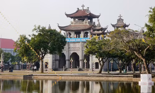 Hàng năm, cứ vào chiều tối 24/12, có khoảng trên 4.000 giáo dân và khách thập phương hành hương về đây đón Giáng sinh.