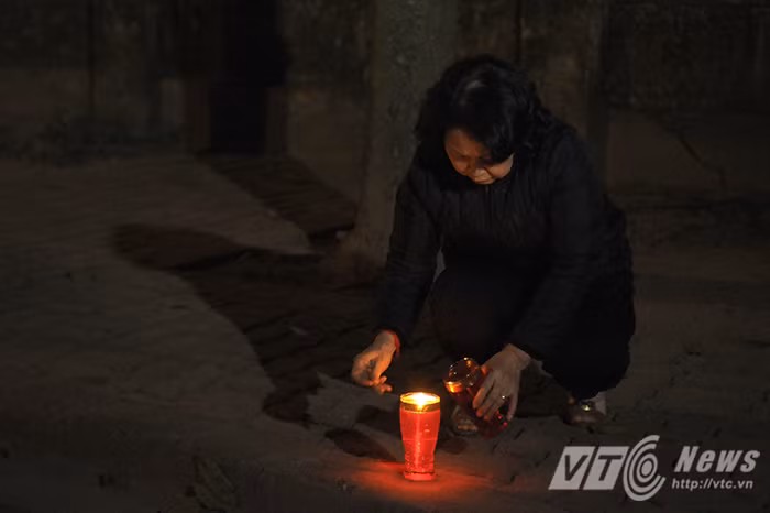 Những ngọn nến này do chính tay cô Hoa Thị Trang, phường Điện Biên (Ba Đình, Hà Nội) mang tới và thắp lên trong sân nhà của Đại tướng.