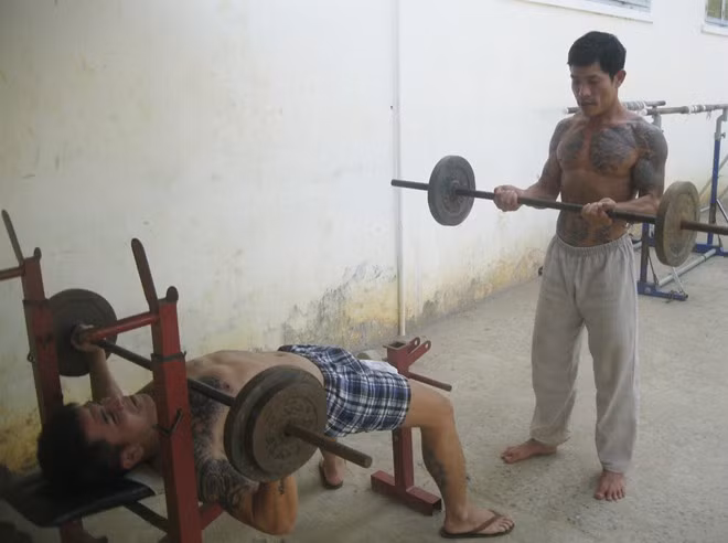 Mỗi buổi sáng, các học viên tự do lựa chọn môn thể dục mà mình ưa thích như cử tạ, xà đơn, xà kép...