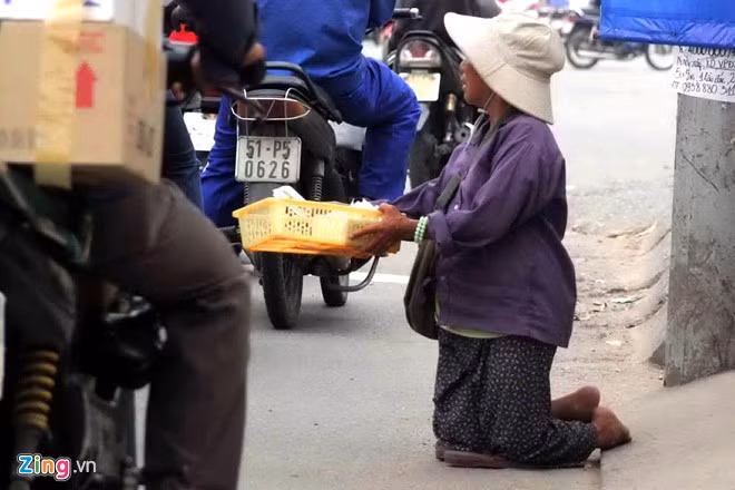 Người già cũng được những kẻ chăn dắt dùng vào việc bán bông, tăm nhưng mục đích chính là "câu" lòng thương để xin tiền trên rất nhiều ngã ba, ngã tư. Những cụ già này phải phơi nắng mưa từ sáng đến tối.