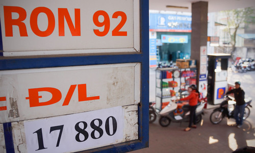 Nguyên nhân giá xăng dầu trong nước giảm kỷ lục do giá dầu thế giới giảm. Cụ thể, giá dầu thô thế giới giảm từ mức 110 USD đầu tháng 7 xuống sát 50 USD/thùng vào cuối năm nay. Giá dầu thế giới giảm mạnh, Việt Nam đứng trước nguy cơ thất thu hàng chục nghìn tỷ đồng, khi mà khai thác và xuất khẩu dầu thô đang đóng góp tới 30% ngân sách. Chính phủ tính toán, ở dưới ngưỡng 100 USD, giá dầu cứ giảm 1 USD một thùng, ngân sách sẽ hụt thu khoảng 1.000 tỷ đồng.