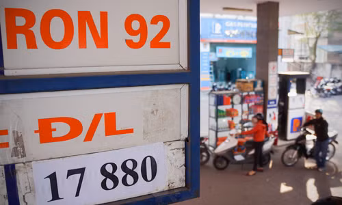 Nguyên nhân giá xăng dầu trong nước giảm kỷ lục do giá dầu thế giới giảm. Cụ thể, giá dầu thô thế giới giảm từ mức 110 USD đầu tháng 7 xuống sát 50 USD/thùng vào cuối năm nay. Giá dầu thế giới giảm mạnh, Việt Nam đứng trước nguy cơ thất thu hàng chục nghìn tỷ đồng, khi mà khai thác và xuất khẩu dầu thô đang đóng góp tới 30% ngân sách. Chính phủ tính toán, ở dưới ngưỡng 100 USD, giá dầu cứ giảm 1 USD một thùng, ngân sách sẽ hụt thu khoảng 1.000 tỷ đồng.