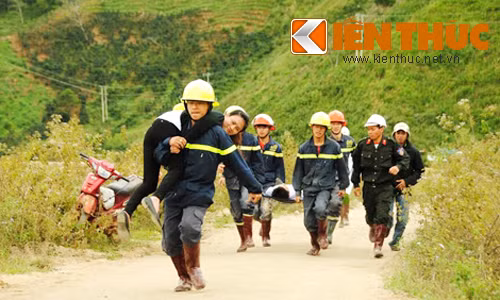 Diễn tập, xử lý các tình huống trước khi đưa các nạn nhân ra khỏi vị trí gặp nạn tại khu vực hiện trường.