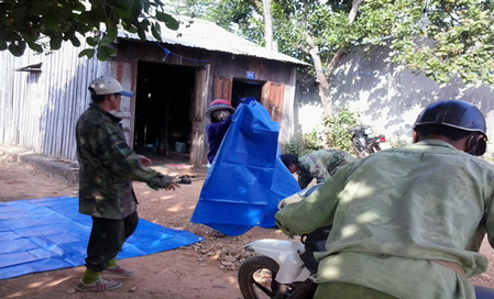 Trong quá trình sinh sống, Lê Văn Tiến suốt ngày rượu chè say xỉn, mỗi lần uống rượu về là vợ chồng lại cãi nhau. Đến tối 13/1, sau khi Lê Văn Tiến uống rượu về thì 2 vợ chồng lại xảy ra mâu thuẫn nên Lê Văn Tiến đã lấy can xăng đổ lên người vợ và đốt. Phát hiện sự việc, người dân xung quanh đã đưa H Tiêu HWing đi bệnh viện cấp cứu nhưng do quá nặng nên chị H Tiêu HWing đã tử vong lúc 22h cùng ngày.