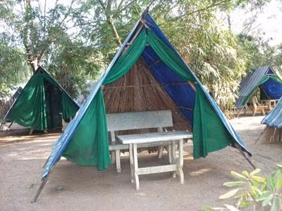 Nhiều quán cà phê võng nơi đây còn kết hợp thêm vài cái chòi dành làm “bãi đáp”. Ảnh: Báo Bình Thuận.