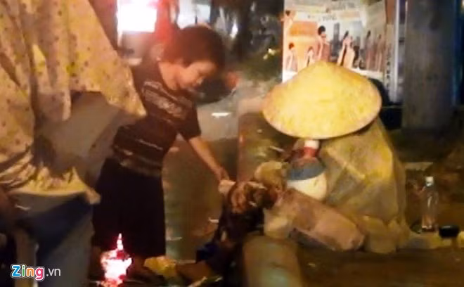 Khoảng 3 tháng nay, một phụ nữ gần 30 tuổi cùng hai đứa trẻ thường xuyên xuất hiện tại giao lộ Lê Đại Hành - Ba Tháng Hai vào mỗi tối. Người phụ nữ ẵm một đứa bé ngủ li bì trên tay, đứa bé còn lại chen chúc trong dòng xe cộ xin tiền và đem về nộp.