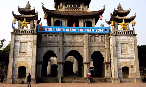 Ông Nguyễn Xuân Lộc (61 tuổi), đại diện Ban chấp hành của một giáo họ cho biết: “Mấy hôm nay, 11 giáo họ, 8 hội đoàn thuộc giáo xứ Ninh Bình chúng tôi rất vui và phấn khởi tham gia trang trí các hang đá của mình trong khuôn viên Nhà thờ đá Phát Diệm".