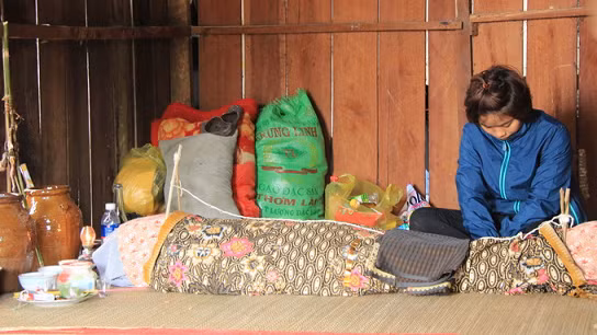  Nhậu say, chồng tẩm xăng đốt chết vợ. Sáng 14/1, cơ quan CSĐT Công an tỉnh Đắk Lắk đã triệu tập Lê Văn Tiến (45 tuổi, trú buôn Ea Rông B, xã Krông Na, Buôn Đôn, Đắk Lắk) để điều tra về hành vi tẩm xăng đốt vợ là chị H Tiêu Hwing (SN 1968) vào tối 13/1. Theo một số người dân sống gần nhà cho biết, H Tiêu HWing đã có một đời chồng được 4 người con. Sau đó Lê Văn Tiến đến chung sống với H Tiêu HWing đến nay được 10 năm và chưa có con chung.