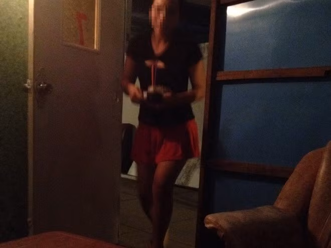 Tại nhiều quán cafe võng kèm nhậu bình dân ở đây thường có nhiều phòng "tiếp khách" khép kín rộng khoảng 6-8 m2. Nếu như khách ngồi võng uống cafe, có em ngồi nói chuyện thì có giá 60.000 đồng, nếu dùng dịch vụ kích dục tại chỗ thì giá 100.000 đồng. Khách nào muốn vào phòng riêng, có em phục vụ cho kín đáo, giá trọn gói 160.000 đồng, còn đi nhà trọ bên ngoài giá 250.000 đồng.