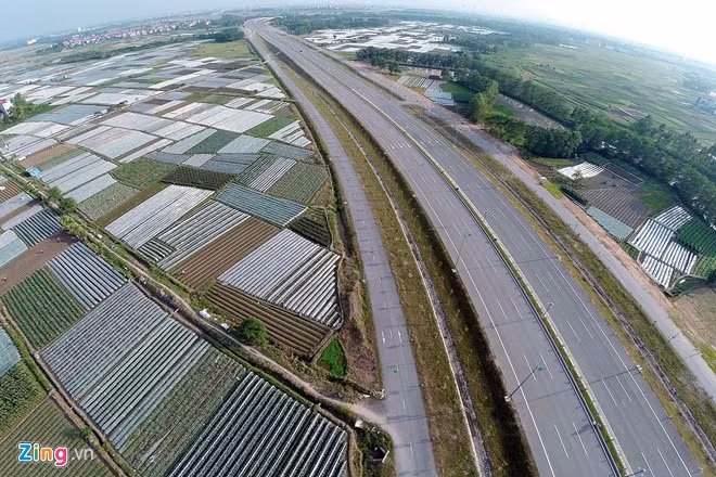 Đường Võ Nguyên Giáp: Khởi công tháng 8/2012, hiện chuẩn bị cho thông xe cùng với công trình cầu Nhật Tân vào ngày 4/1. Với tổng chiều dài 15 km (12 km đường và 3 km cầu Nhật Tân), tuyến đường mới này sẽ rút ngắn cự ly và thời gian từ sân bay Nội Bài về nội đô Hà Nội đồng thời giảm tải cho 2 tuyến đường hiện tại là quốc lộ 3 và đường Bắc Thăng Long - Nội Bài.