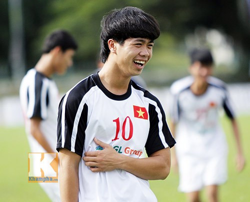 Thêm vào đó, Chuyển động 24h chỉ ra trong hồ sơ hộ khẩu năm 2002 do Công an huyện Đô Lương lưu giữ, có một bản khai nhân khẩu của ông Nguyễn Công Bảy - bố Công Phượng vào năm 2002 ghi Công Phượng sinh ngày 21/1/1993. Vụ việc ồn ào về tuổi thật Công Phượng chỉ dừng lại khi ngày 5/12, ông Hoàng Quốc Hào, Giám đốc Sở tư pháp Nghệ An tuyên bố đã có văn bản kết luận Công Phượng sinh ngày 21/1/1995.