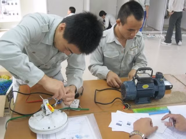 Trung tâm hợp đồng với Trường Trung cấp Xây dựng miền Trung và Cao đẳng Công nghệ Đà Nẵng mở 3 lớp dạy nghề cho học viên, gồm kỹ thuật xây dựng, điện dân dụng, sửa chữa xe máy. Mỗi khóa học 6 tháng, học viên tốt nghiệp được kiểm tra chất lượng, cấp chứng chỉ hệ sơ cấp nghề.